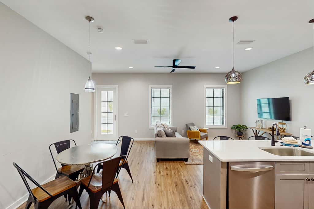Dog-friendly bay view duplex with full kitchen, washer&dryer, & central AC