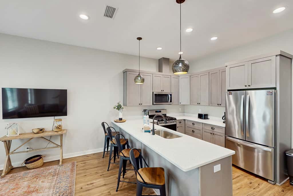 Dog-friendly bay view duplex with full kitchen, washer&dryer, & central AC
