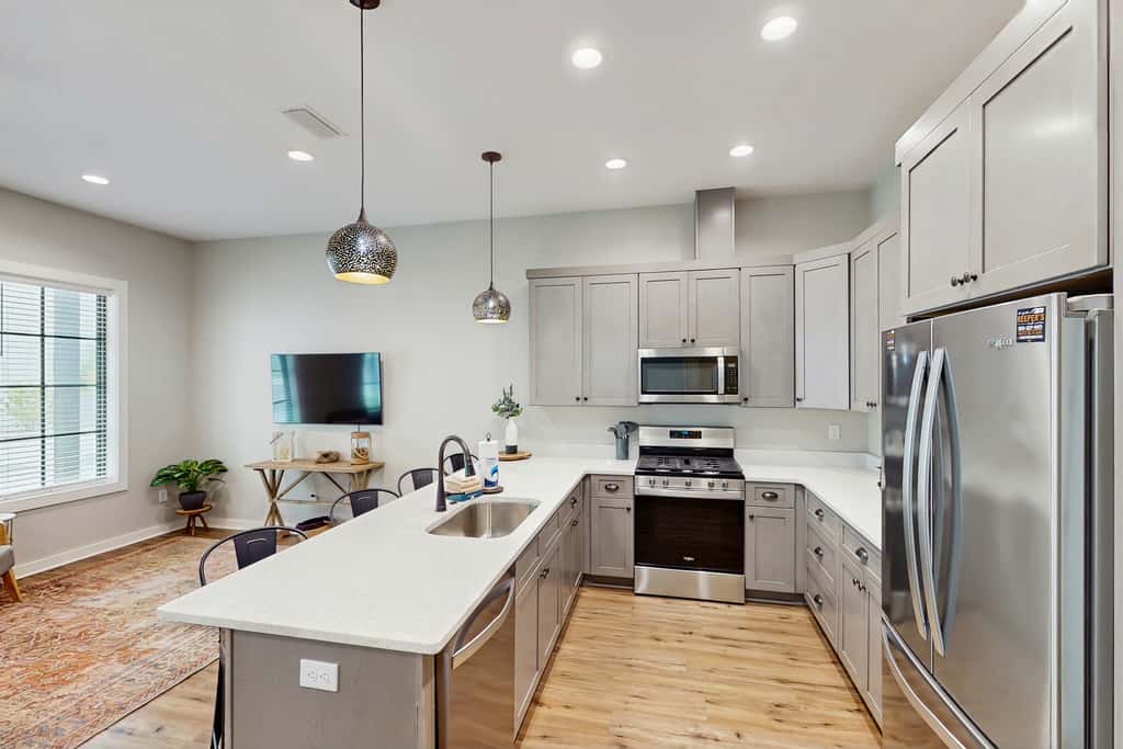 Dog-friendly bay view duplex with full kitchen, washer&dryer, & central AC