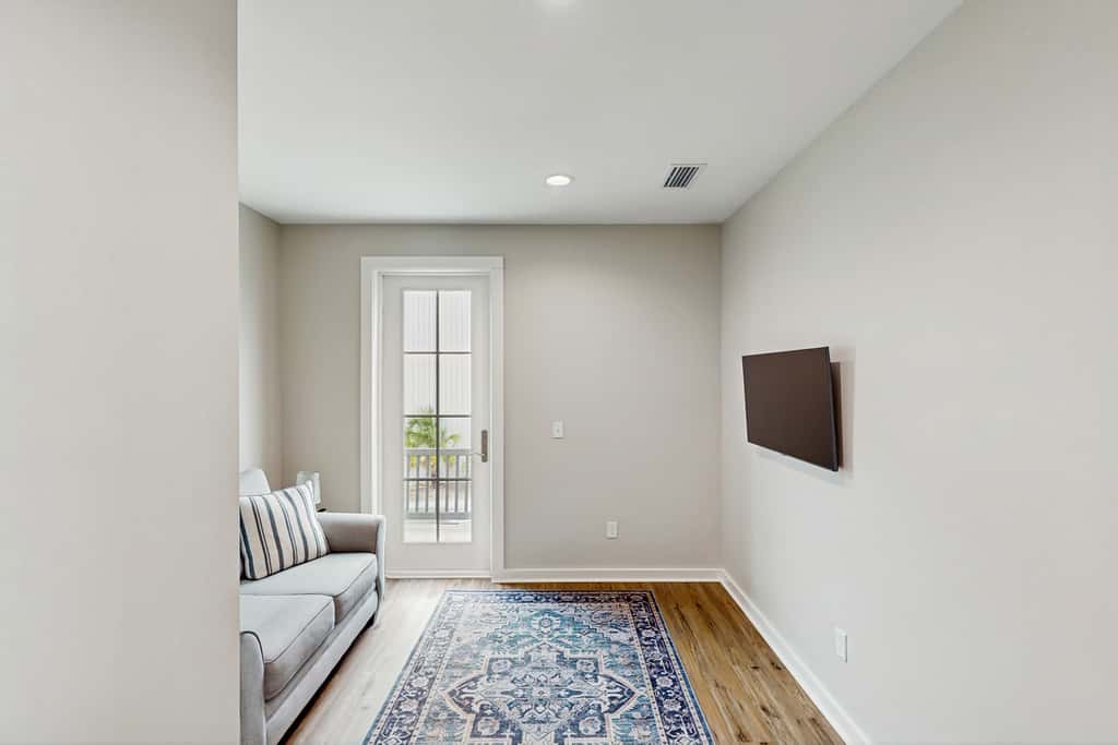 Dog-friendly bay view duplex with full kitchen, washer&dryer, & central AC