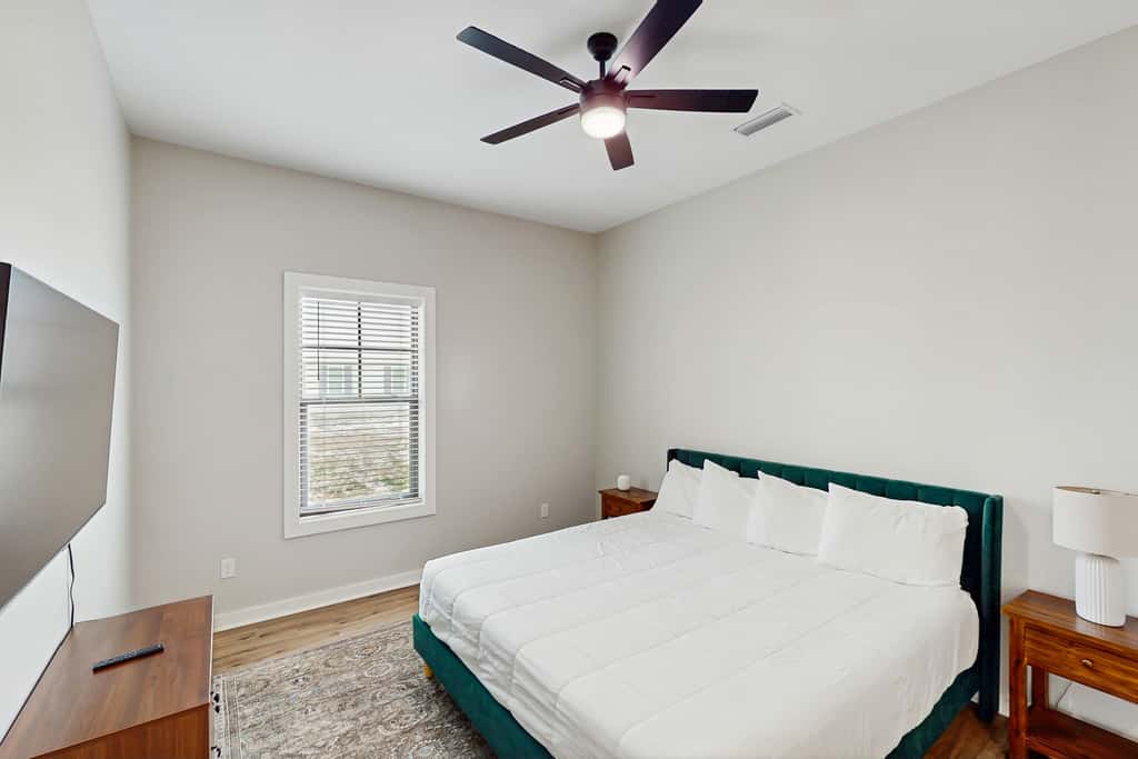 Dog-friendly bay view duplex with full kitchen, washer&dryer, & central AC