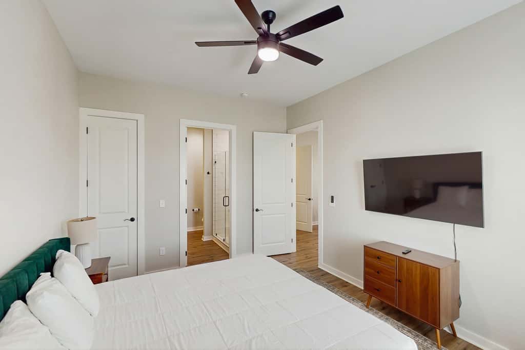Dog-friendly bay view duplex with full kitchen, washer&dryer, & central AC