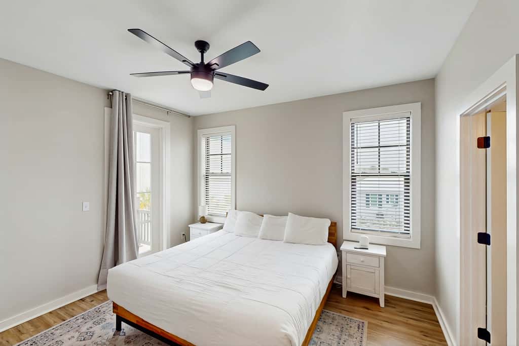 Dog-friendly bay view duplex with full kitchen, washer&dryer, & central AC
