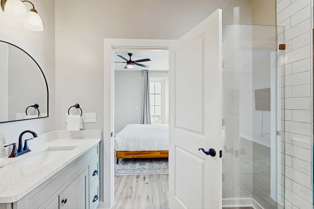 Dog-friendly bay view duplex with full kitchen, washer&dryer, & central AC