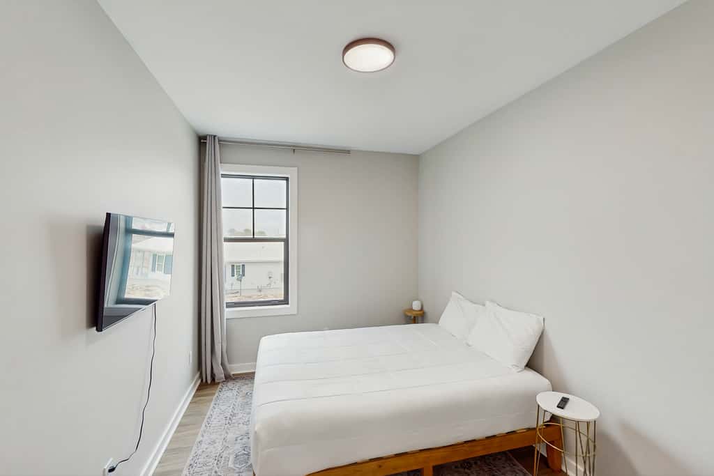 Dog-friendly bay view duplex with full kitchen, washer&dryer, & central AC