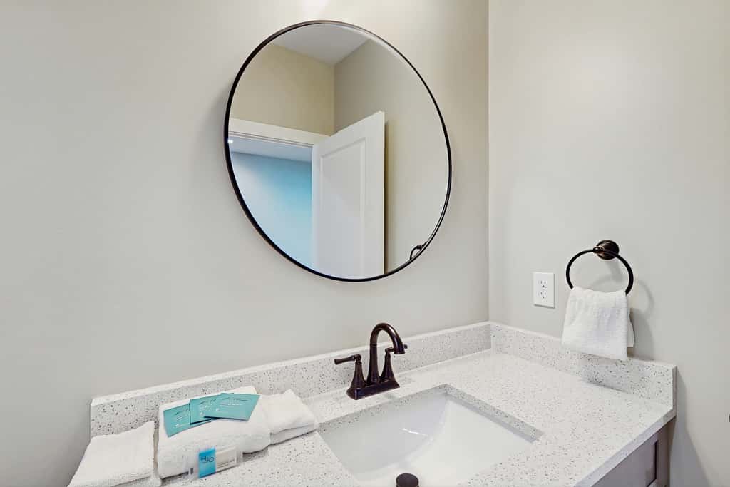 Dog-friendly bay view duplex with full kitchen, washer&dryer, & central AC