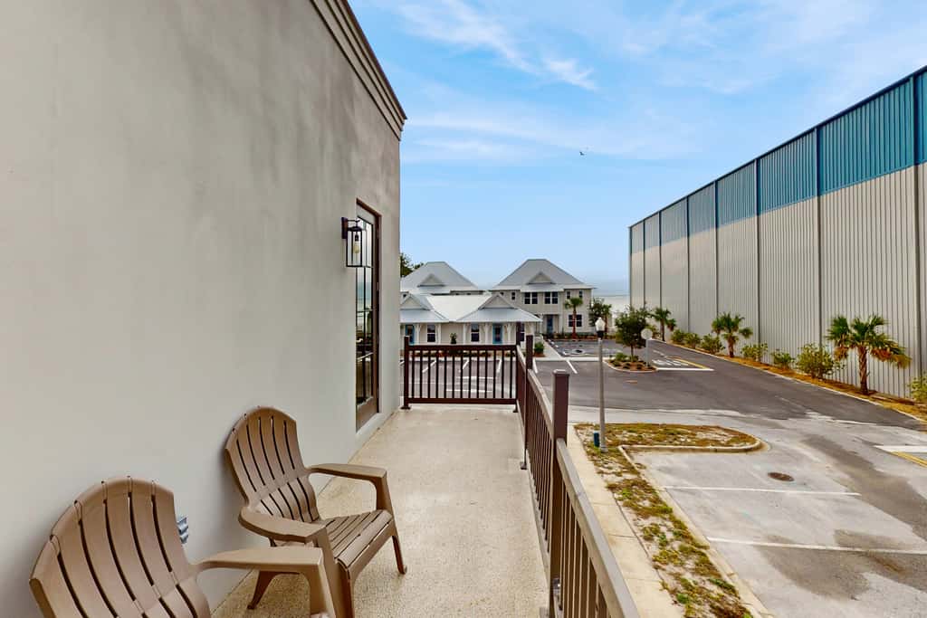 Dog-friendly bay view duplex with full kitchen, washer&dryer, & central AC