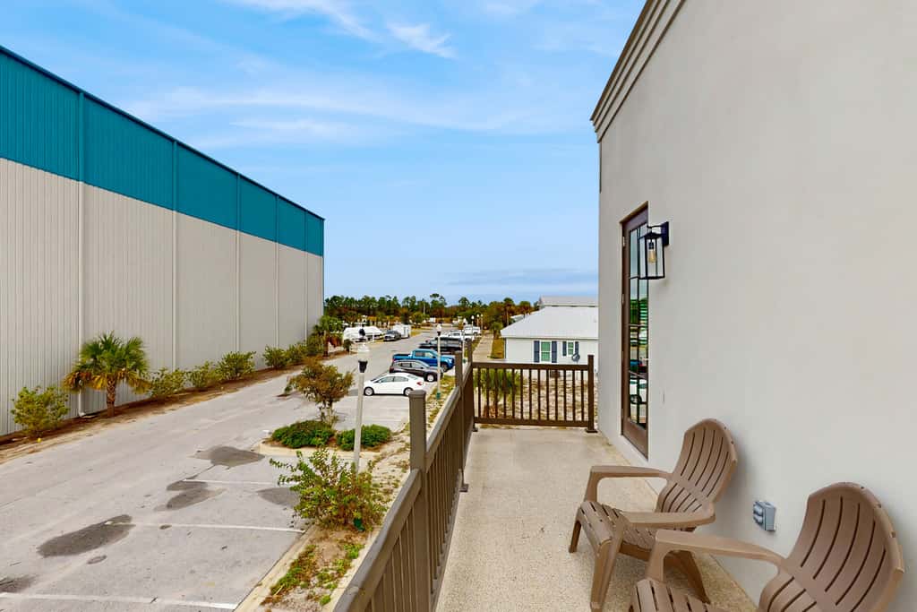 Dog-friendly bay view duplex with full kitchen, washer&dryer, & central AC