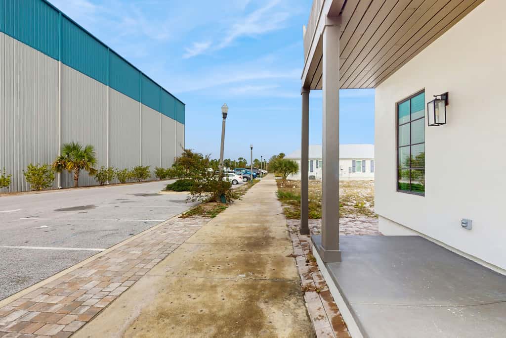 Dog-friendly bay view duplex with full kitchen, washer&dryer, & central AC