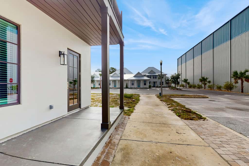 Dog-friendly bay view duplex with full kitchen, washer&dryer, & central AC