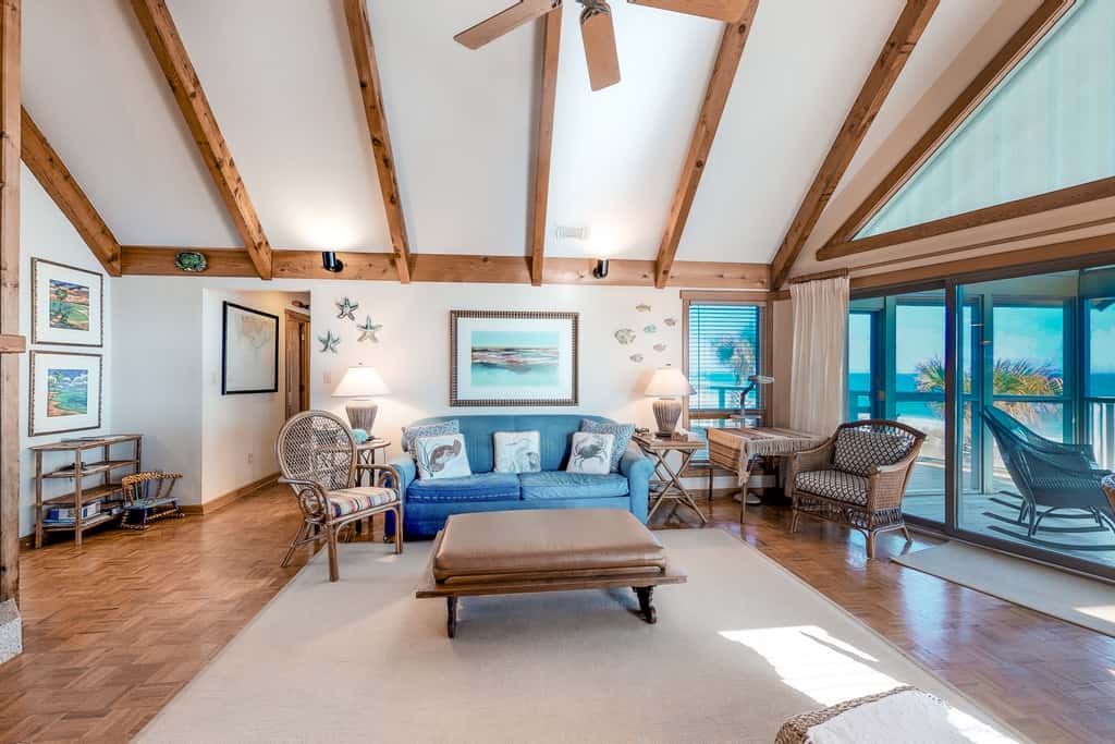 Snowbird-friendly beachfront home with a pool, tennis, washer&dryer, fireplace