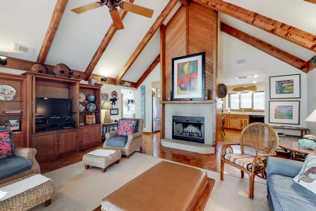 Snowbird-friendly beachfront home with a pool, tennis, washer&dryer, fireplace