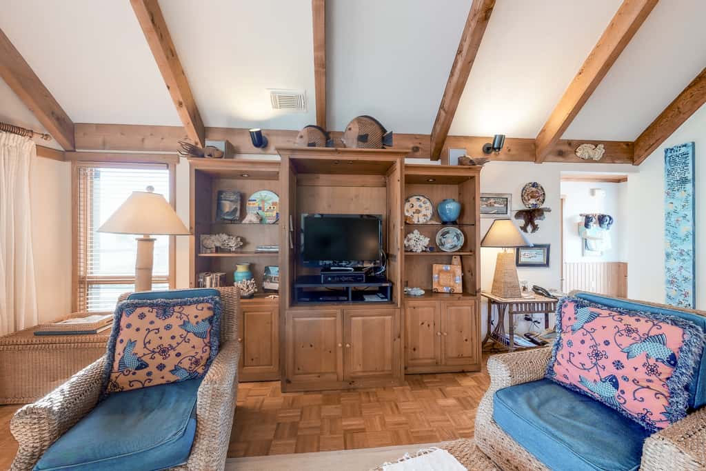 Snowbird-friendly beachfront home with a pool, tennis, washer&dryer, fireplace
