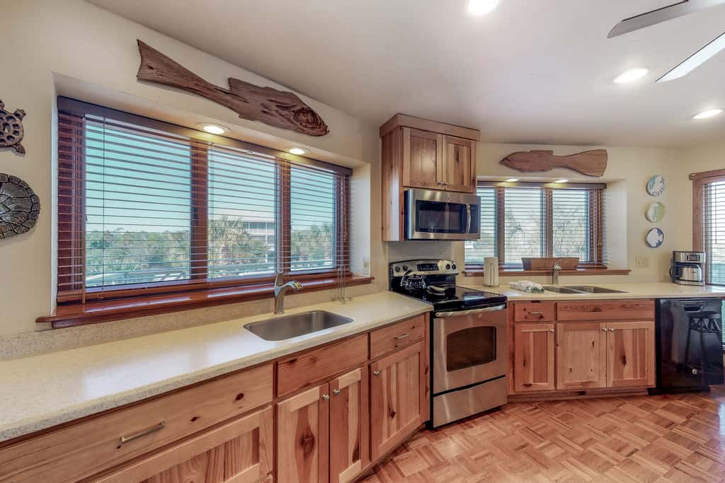 Snowbird-friendly beachfront home with a pool, tennis, washer&dryer, fireplace