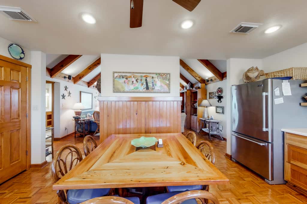 Snowbird-friendly beachfront home with a pool, tennis, washer&dryer, fireplace