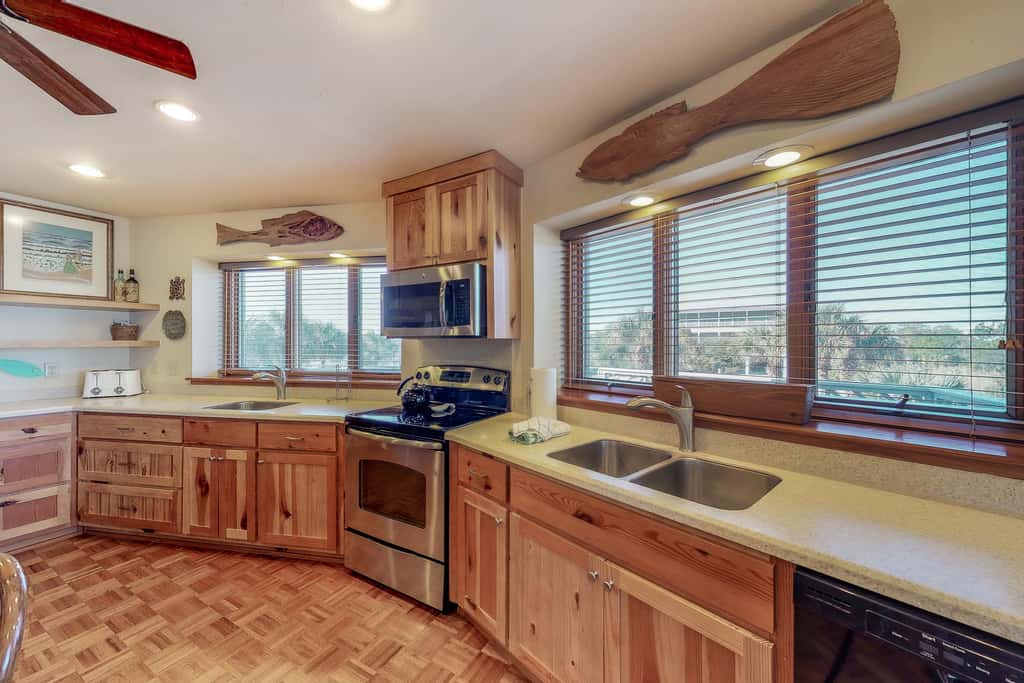 Snowbird-friendly beachfront home with a pool, tennis, washer&dryer, fireplace