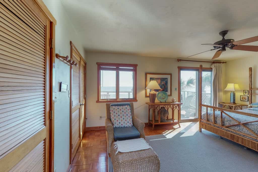 Snowbird-friendly beachfront home with a pool, tennis, washer&dryer, fireplace