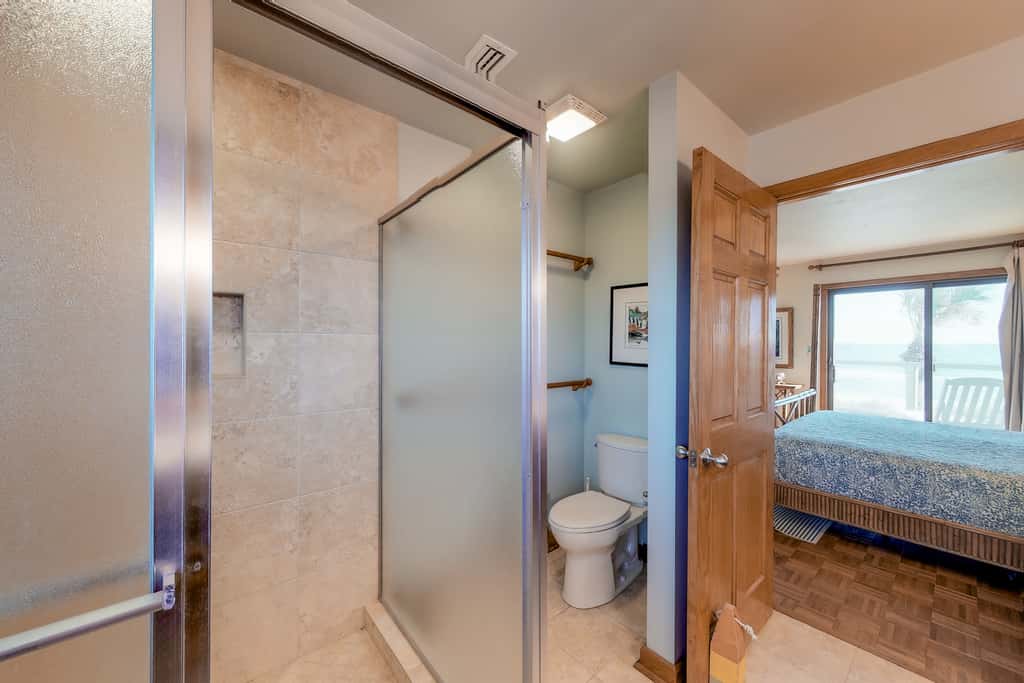 Snowbird-friendly beachfront home with a pool, tennis, washer&dryer, fireplace