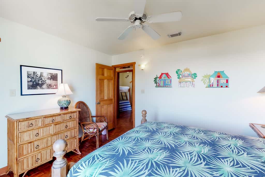 Snowbird-friendly beachfront home with a pool, tennis, washer&dryer, fireplace