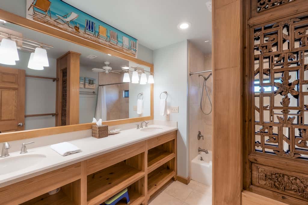 Snowbird-friendly beachfront home with a pool, tennis, washer&dryer, fireplace