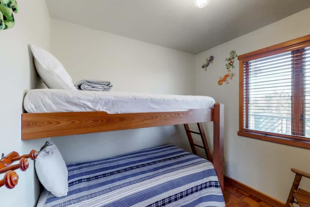 Snowbird-friendly beachfront home with a pool, tennis, washer&dryer, fireplace