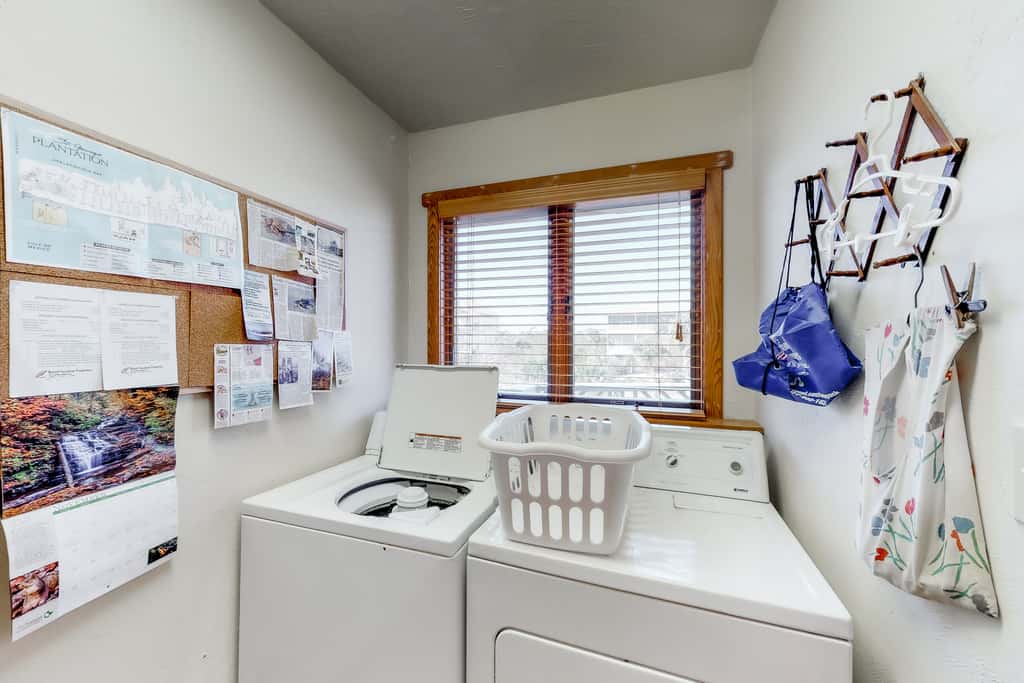 Snowbird-friendly beachfront home with a pool, tennis, washer&dryer, fireplace