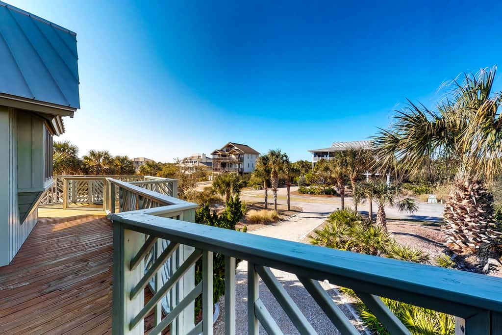 Snowbird-friendly beachfront home with a pool, tennis, washer&dryer, fireplace