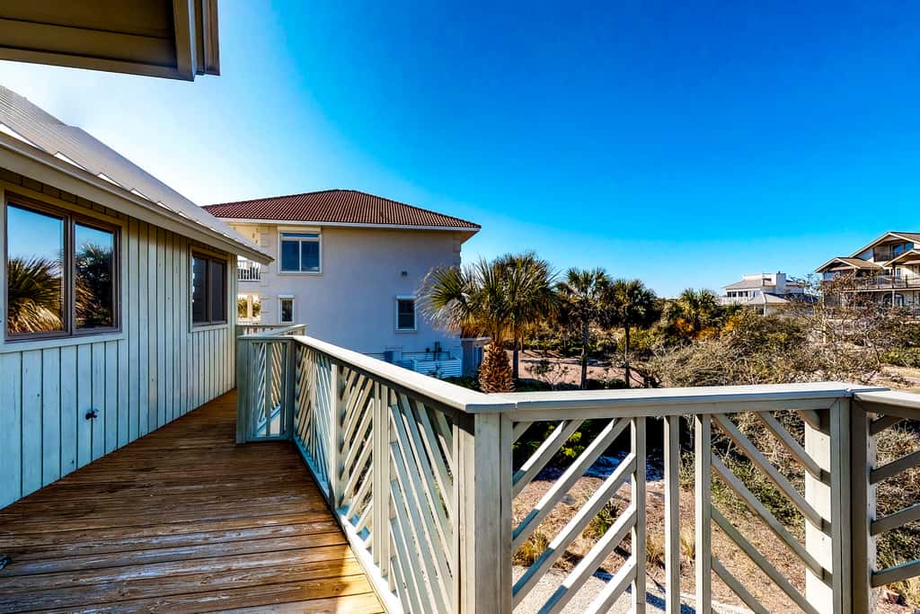 Snowbird-friendly beachfront home with a pool, tennis, washer&dryer, fireplace