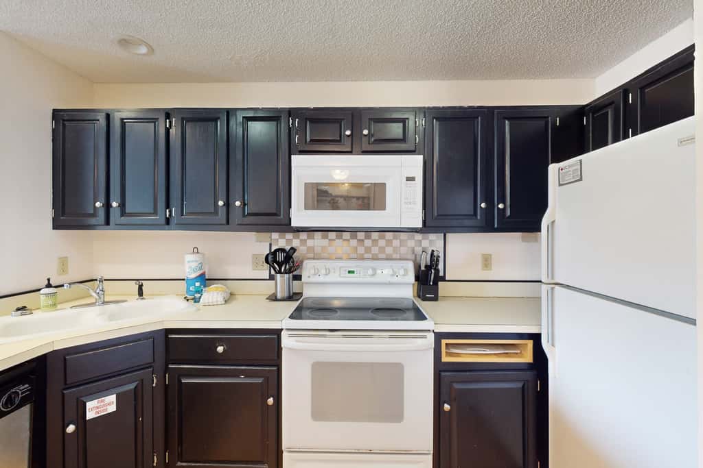 Comfortable townhome steps from beach with pool access, balcony, & WD