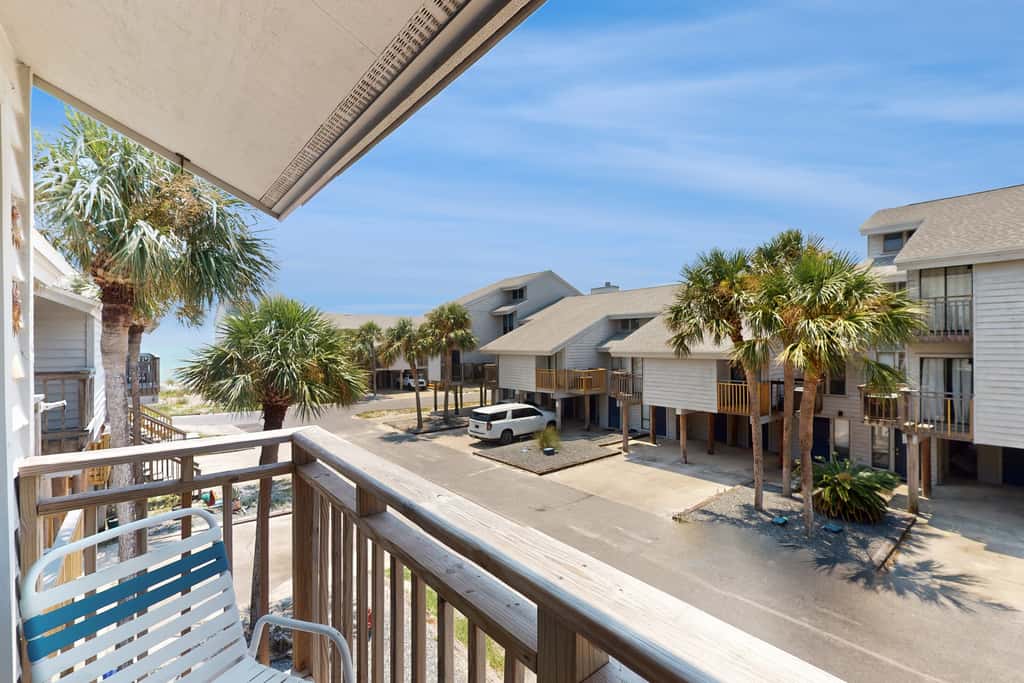 Comfortable townhome steps from beach with pool access, balcony, & WD