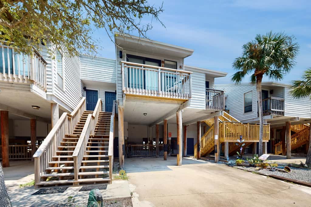 Comfortable townhome steps from beach with pool access, balcony, & WD