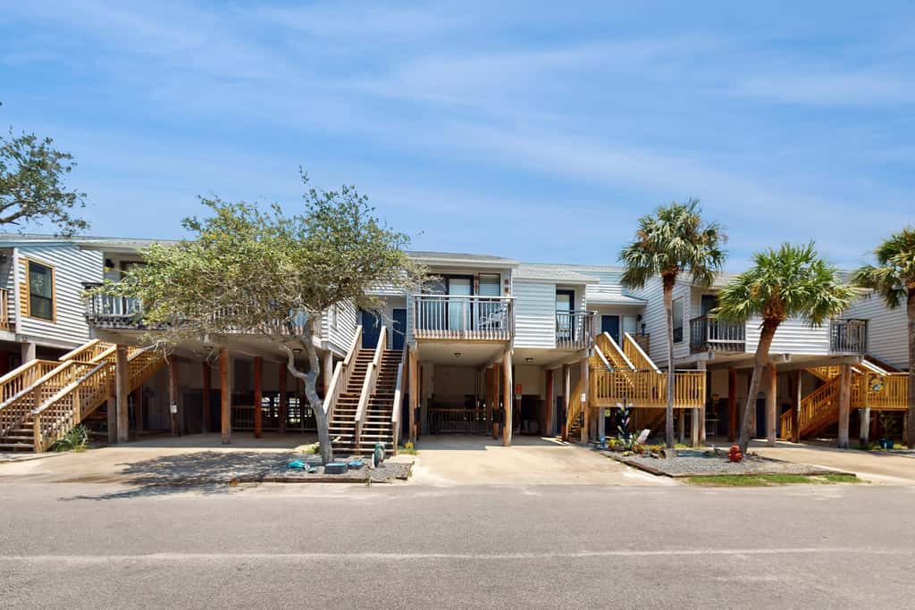 Comfortable townhome steps from beach with pool access, balcony, & WD