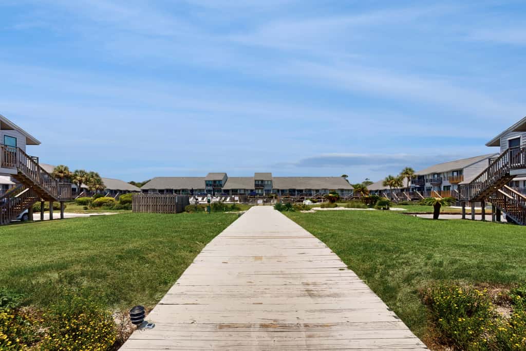 Comfortable townhome steps from beach with pool access, balcony, & WD