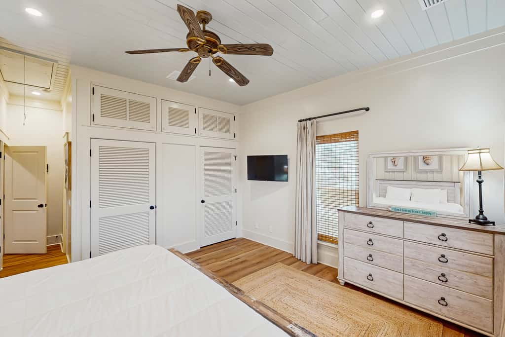 Spacious home with private pool & full kitchen, close to beach