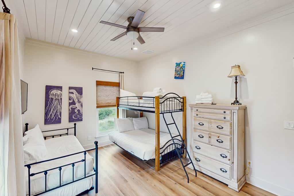 Spacious home with private pool & full kitchen, close to beach