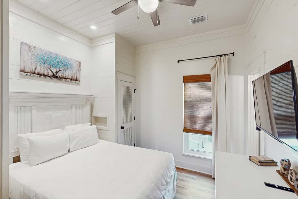 Spacious home with private pool & full kitchen, close to beach