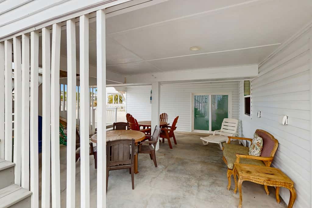 Spacious home with private pool & full kitchen, close to beach