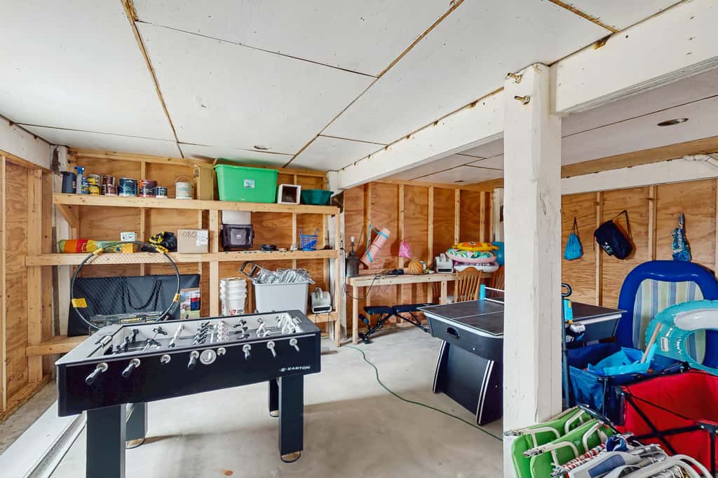 Spacious home with private pool & full kitchen, close to beach