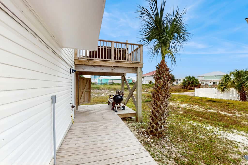 Spacious home with private pool & full kitchen, close to beach