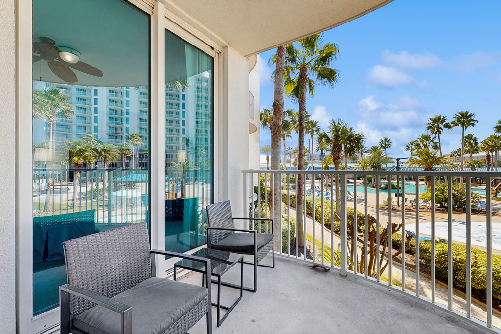 Coastal condo, shared pools, Onsite eateries, Spa, Wifi
