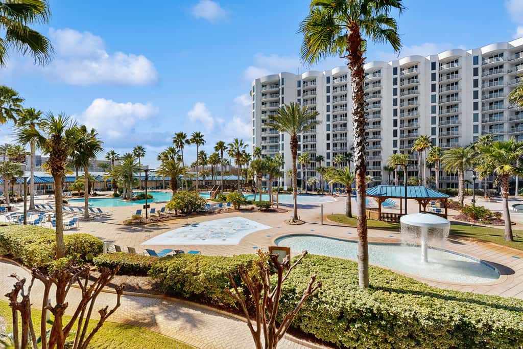 Coastal condo, shared pools, Onsite eateries, Spa, Wifi