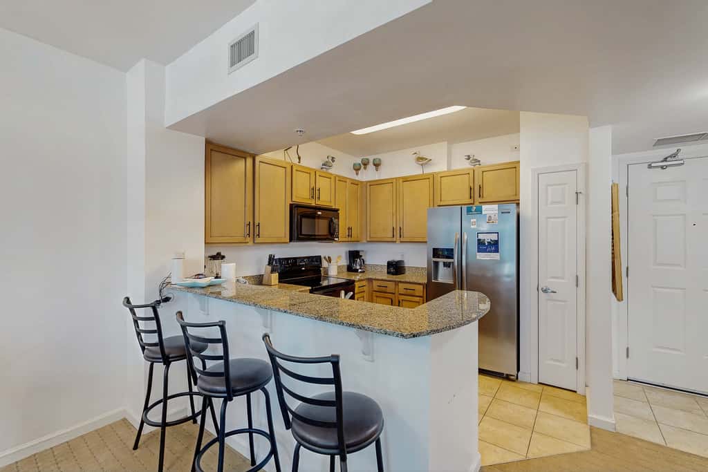 Coastal condo, shared pools, Onsite eateries, Spa, Wifi