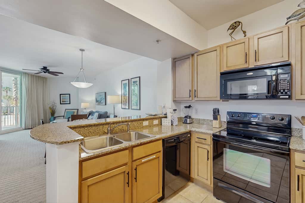 Coastal condo, shared pools, Onsite eateries, Spa, Wifi