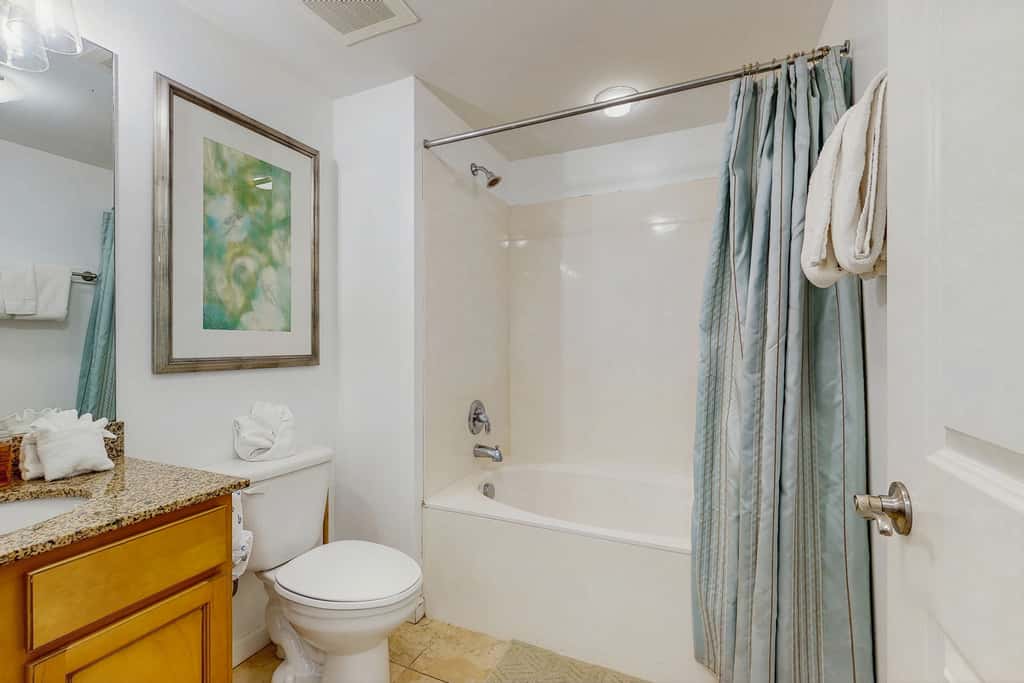 Coastal condo, shared pools, Onsite eateries, Spa, Wifi