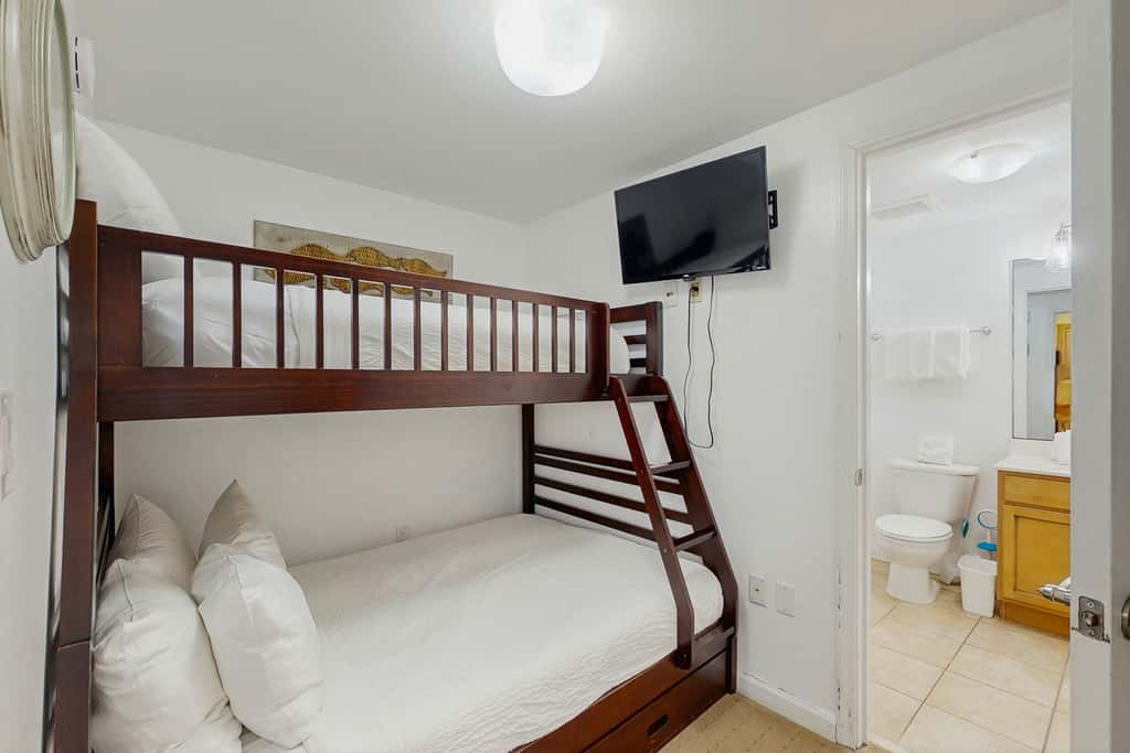 Coastal condo, shared pools, Onsite eateries, Spa, Wifi