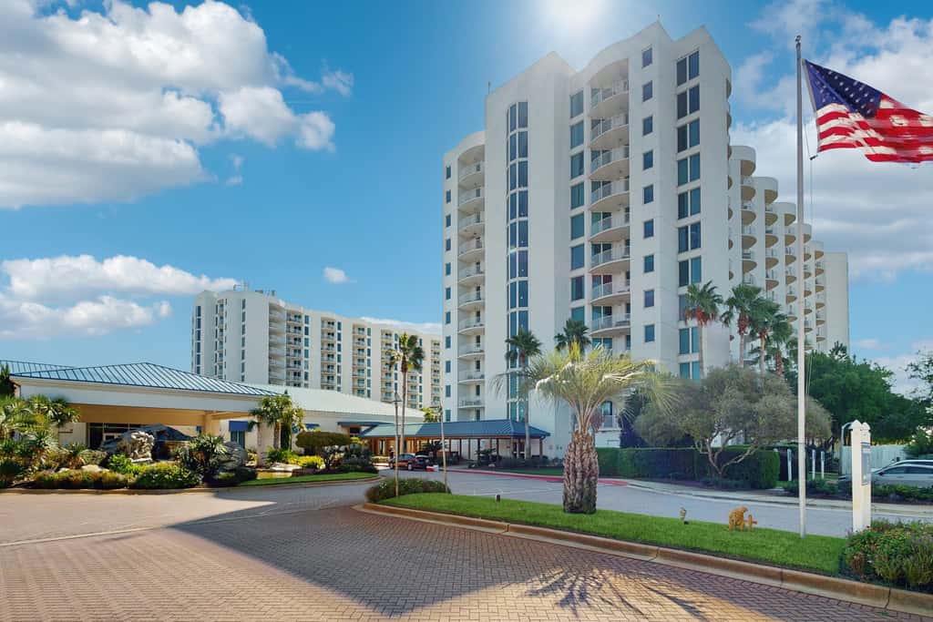 Coastal condo, shared pools, Onsite eateries, Spa, Wifi