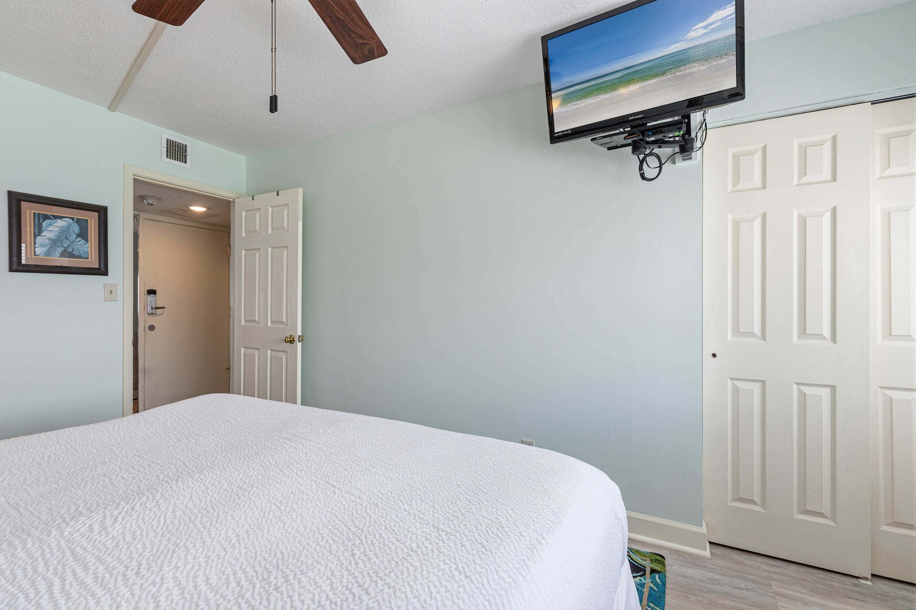 Gorgeous beachfront condo, shared pool and beach access