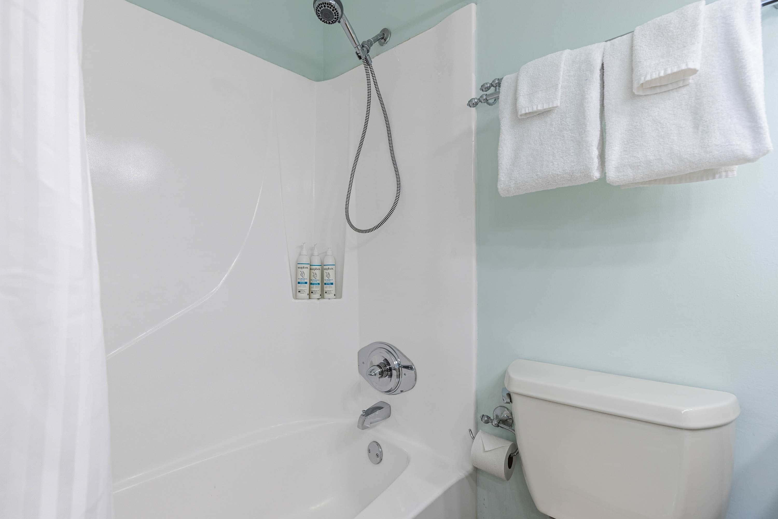 Gorgeous beachfront condo, shared pool and beach access