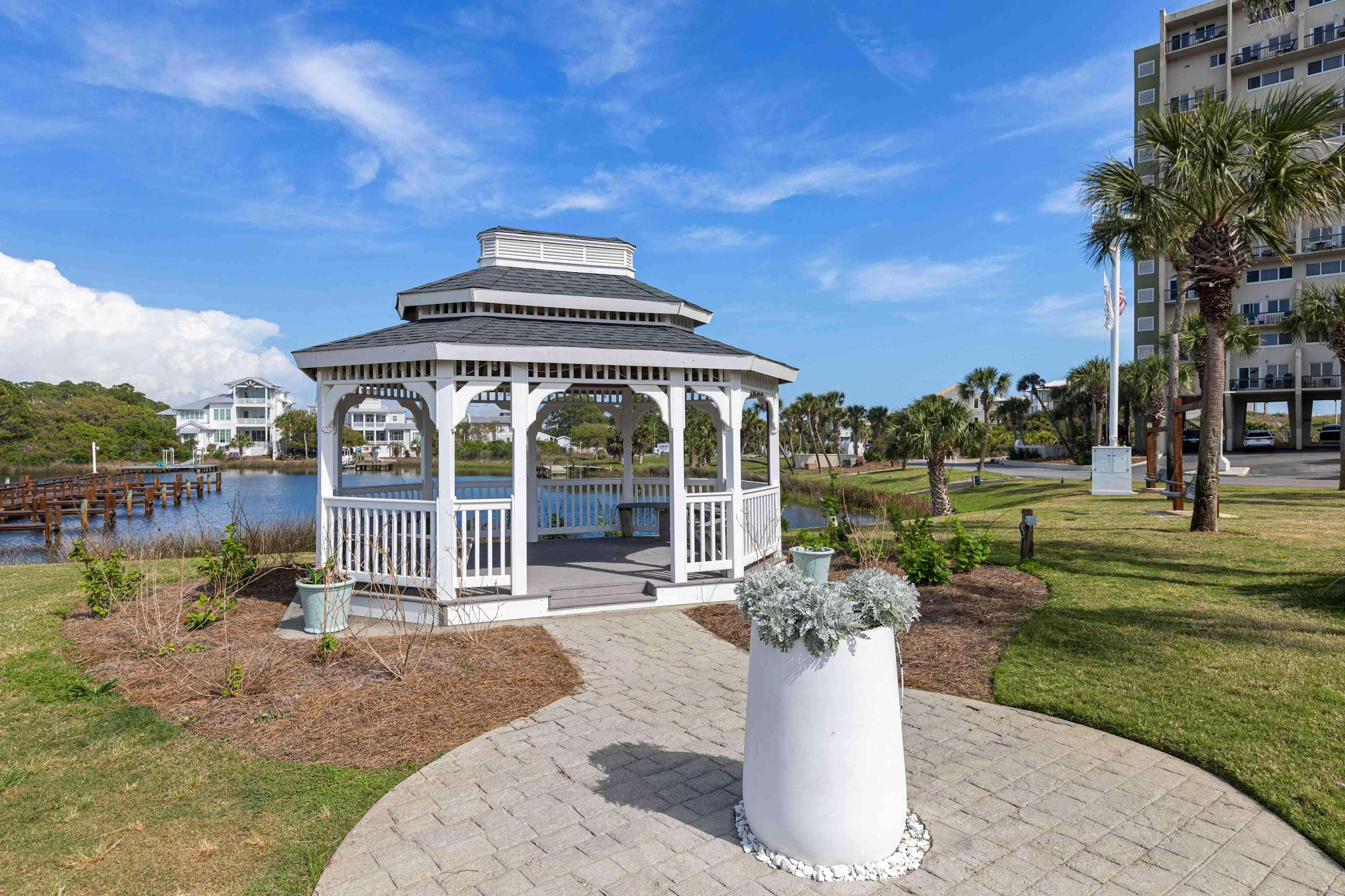 Gorgeous beachfront condo, shared pool and beach access