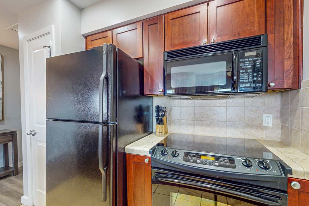 Bay-view condo 250 yards to beach w/sunset-view balcony, pool